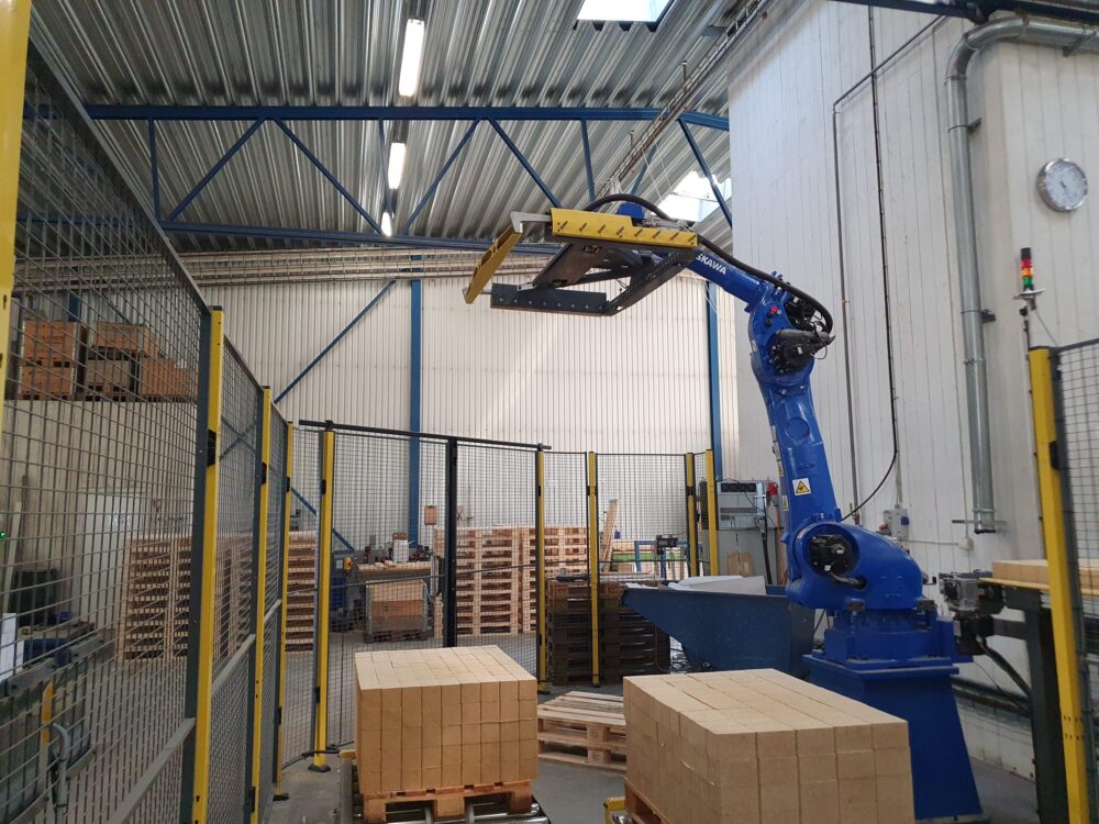 Blue Block Feeding Machine från Yaskawa working in factory