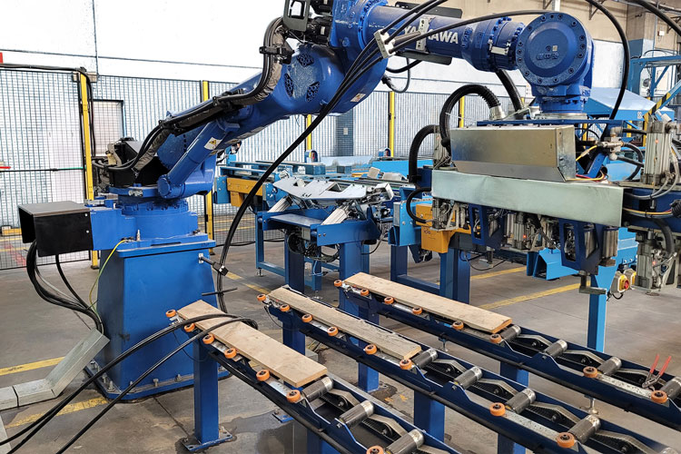 auto-spikningstavla-ny-750px Blue Auto Nailing Board Machine in Factory with Pallet